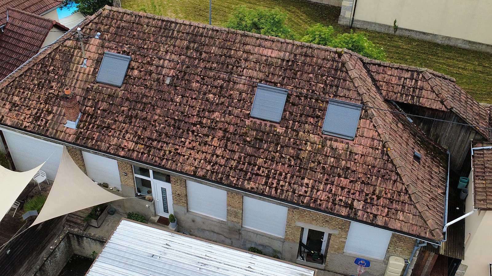 Toiture avant travaux, tuiles encrassées et couvertes de mousse